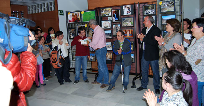 Entrega de premios. Al fondo algunas de las fotografías expuestas.